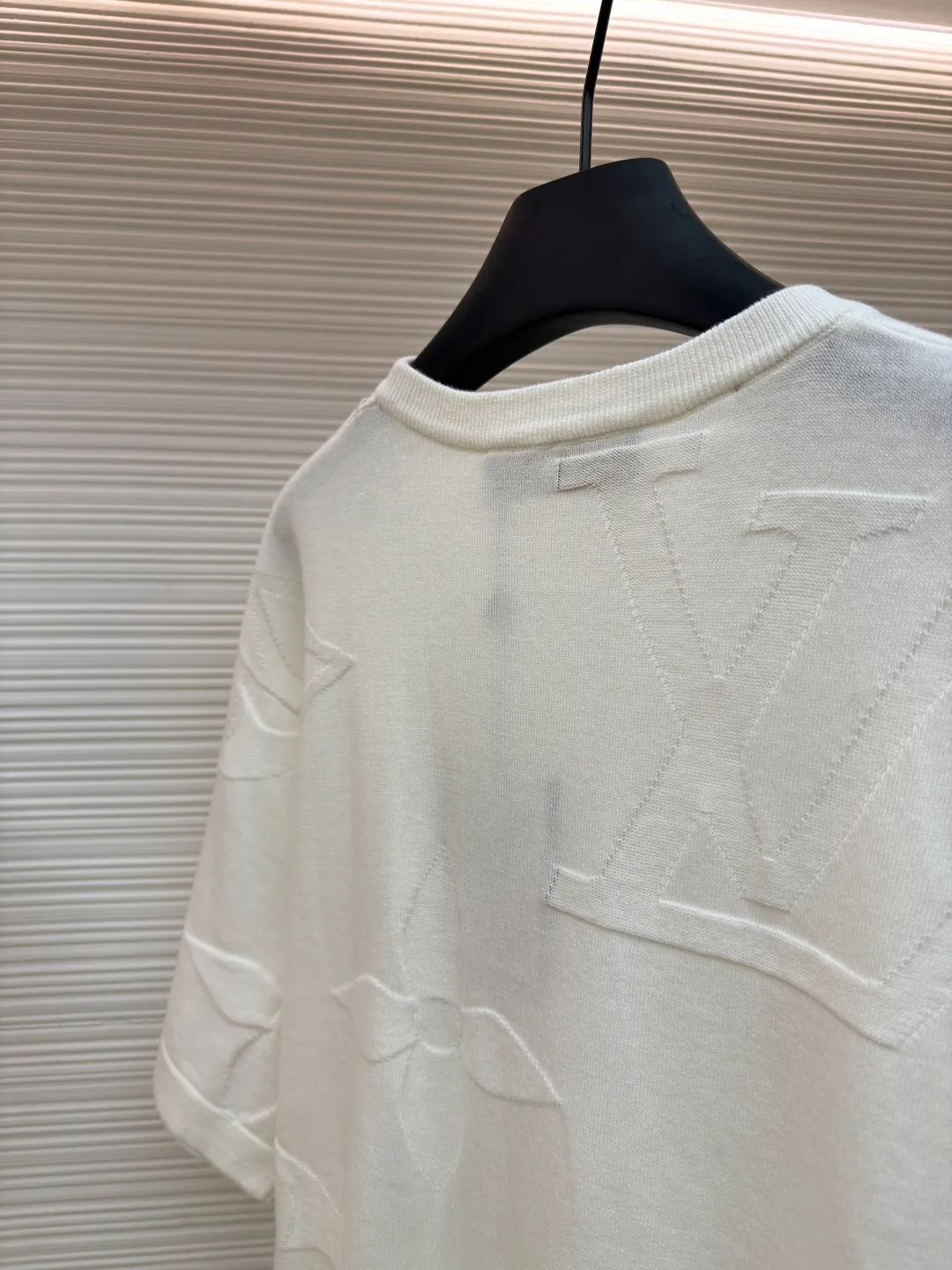 LOUIS VUITTON Four-leaf clover woolen short-sleeve ●Original version: 11000 purchased and developed ●Item number: 1681110-A55 ●Fabric: combed cotton fabric ●Technology: woolen fabric ●Version: fitted version ●Weight: about 240 grams ●Size: XS-S-M-L ●Description: The wool material is made of 40s double-ply 100% combed cotton yarn, and the machine uses 14 needles and 2 yarns to weave the piece. A single piece takes 160 minutes per piece, 20 minutes for plate sewing, manual quality inspection, and specific three-standard washing. The overall wiring is straight and delicate, the fabric is comfortable and soft, and the color is consistent without color difference. It can be matched with the same style to create a fashionable look and control various occasions. Customized accessories, complete with three standards, same style for men and women!
